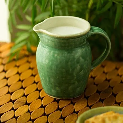 ExklusiveLane Jadegrüne Keramik Milch- und Wasserkanne (Werkstattkeramik) - Carafes & Pitchers Jars & Containers Küchenaufbewahrung
