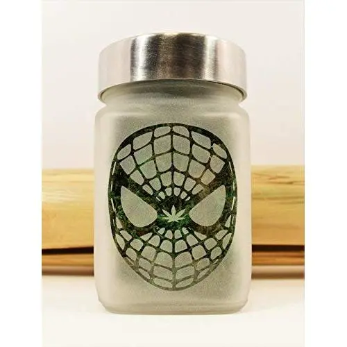 Bocal de Conservation avec Tête de Web Head et Design Feuilles de Cannabis – Étanchéité à l'Air, Récipient de Conservation d'Herbes Odorant – 30,5 cm de Hauteur x 5,08 cm de Largeur Bocal de Conservation avec Tête de Web Head et Design Feuilles de Cannabis – Étanchéité à l'Air, Récipient de Conservation d'Herbes Odorant – 30,5 cm de Hauteur x 5,08 cm de Largeur