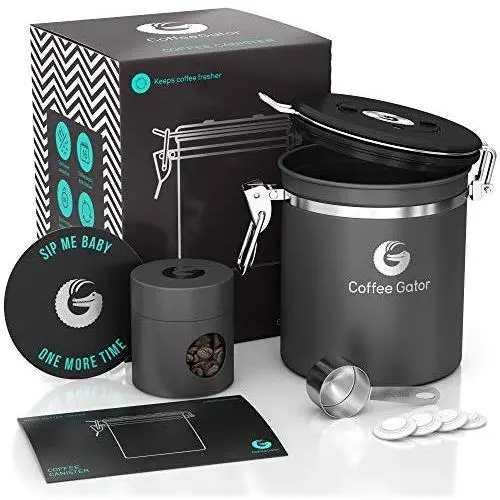 Kaffebehälter – Coffee Gator Edelstahl Kaffeedose – Frischere Bohnen und Kaffeemehl länger – Datumsverfolgung, CO2-Freigabeventil, Messlöffel und Reisebehälter – Medium, Grau