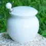 Pot à miel en céramique Cottage Creek avec couvercle et prédécoupe en bois – 473 ml [Blanc]