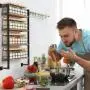 ZICOTO Wandregal für Gewürze - platzsparender Hängeaufbewahrer für bis zu 56 Gläser – Perfekt für Gewürzvorrat in Küche, modern & einfach zu installieren