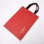 Sac d'emballage artisanal en papier rigide recyclé avec bandoulière en ruban – Logo personnalisé. Sac d'emballage artisanal en papier rigide recyclé avec bandoulière en ruban – Logo personnalisé.