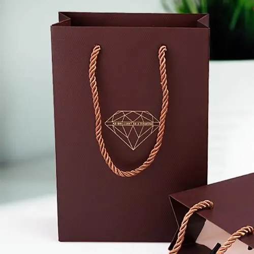 Sac d'emballage cadeau de haute qualité artisanal avec estampillage doré, personnalisé avec votre logo et poignées. Sac d'emballage cadeau de haute qualité artisanal avec estampillage doré, personnalisé avec votre logo et poignées.