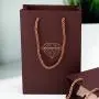 Sac d'emballage cadeau de haute qualité artisanal avec estampillage doré, personnalisé avec votre logo et poignées. Sac d'emballage cadeau de haute qualité artisanal avec estampillage doré, personnalisé avec votre logo et poignées.