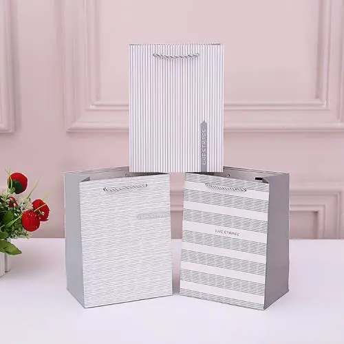 Customized Fancy Reasonable Striated Types Printed Paper Gift Packaging Bags With Handles Customized Fancy Reasonable Striated Types Printed Paper Gift Packaging Bags With Handles