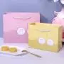 Sac en papier cadeau portable et réutilisable, design neuf, tendance, couleur personnalisée, impression personnalisée avec logo. Sac en papier cadeau portable et réutilisable, design neuf, tendance, couleur personnalisée, impression personnalisée avec logo.