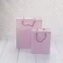 Sacs en papier assortis faits à la main, portables, abordables, pour emballage cadeaux d’étudiants avec design et logo personnalisés. Sacs en papier assortis faits à la main, portables, abordables, pour emballage cadeaux d’étudiants avec design et logo personnalisés.
