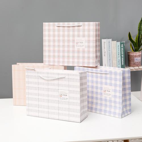 Wholesale Good Quality New Types Fancy Delpaper Gift Packaging Bag With Custom Design Logo