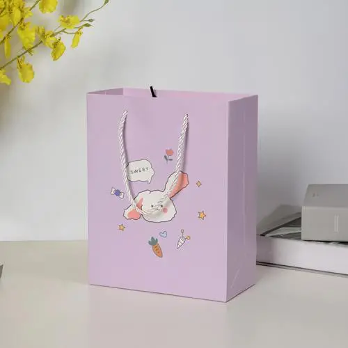 Sacs cadeaux en papier à petits prix, emballage facile et économique avec poignées - Vente en gros. Sacs cadeaux en papier à petits prix, emballage facile et économique avec poignées - Vente en gros.