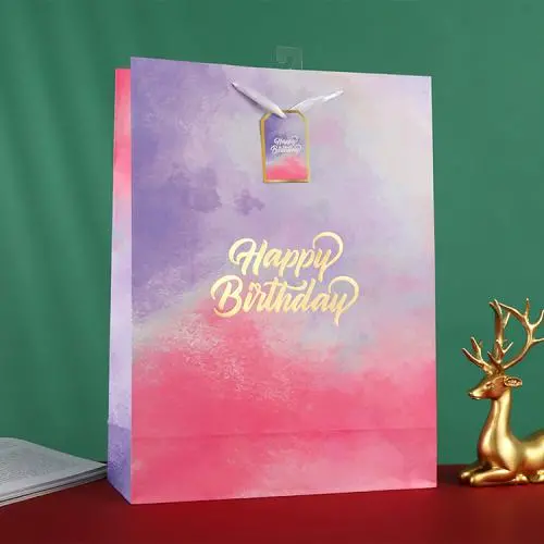 Sac d'emballage cadeau coloré et personnalisé avec estampillage d'or, design créatif et impression de logo sur papier.
