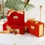 Boîtes Cadeaux Mariage Grandes, Artisanales et Recyclées en Rouge, Personnalisées avec Logo - Élégance et Responsabilité. Boîtes Cadeaux Mariage Grandes, Artisanales et Recyclées en Rouge, Personnalisées avec Logo - Élégance et Responsabilité.