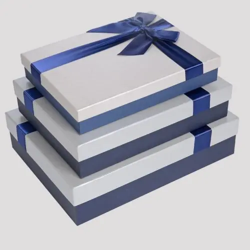 Boîte en carton personnalisée de luxe, rectangulaire, avec ruban, qualité supérieure et prix avantageux pour l'emballage de T-shirts. Boîte en carton personnalisée de luxe, rectangulaire, avec ruban, qualité supérieure et prix avantageux pour l'emballage de T-shirts.