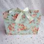 Boîte en carton de conception unique et de haute qualité avec impression colorée et ruban nœud papillon. Boîte en carton de conception unique et de haute qualité avec impression colorée et ruban nœud papillon.