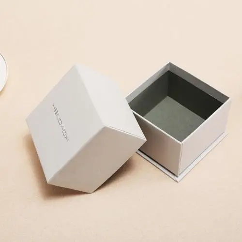 Impression et emballage sur mesure de boîtes cadeaux rigides en papier luxueux pour bijoux. Impression et emballage sur mesure de boîtes cadeaux rigides en papier luxueux pour bijoux.