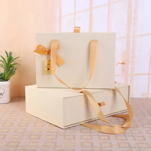 Boîte Cadeau Rigide Artisanale et Élégante avec Poignée, Personnalisée avec Logo de Luxe. Boîte Cadeau Rigide Artisanale et Élégante avec Poignée, Personnalisée avec Logo de Luxe.
