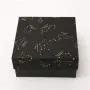 Boîte Cadeau Rigide en Carton Noir avec Couvercle Imprimé, Design Personnalisé, Luxe et Élégant. Boîte Cadeau Rigide en Carton Noir avec Couvercle Imprimé, Design Personnalisé, Luxe et Élégant.