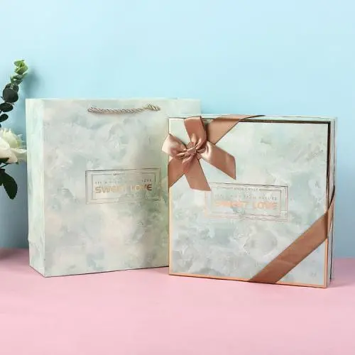 Boîte d'emballage commerciale de luxe haut de gamme en carton sur mesure avec ruban et nœud. Boîte d'emballage commerciale de luxe haut de gamme en carton sur mesure avec ruban et nœud.
