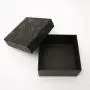 Boîte Cadeau Rigide en Carton Noir avec Couvercle Imprimé, Design Personnalisé, Luxe et Élégant. Boîte Cadeau Rigide en Carton Noir avec Couvercle Imprimé, Design Personnalisé, Luxe et Élégant.