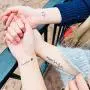 Kleine Wort Vorübergehende Tattoos, 30 Blätter Fälsche Schwarze Tattoosticker für Damen Herren Kinder Jungen Mädchen Erwachsene Kleine Temporäre Tattoopapier für Körperkunst Hand Gesicht Arm Nacken Dekorationen DIY Schönheit Mode Designs