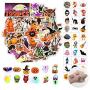Halloween Aufkleber (50 Stk) & Halloween Temporäre Tattoos (60 Stk) & Halloween LED Brosche (12 Stk) – Fröhliche Halloween Dekorationen, Party Goodies, Halloween Schulkampf-Tausch