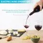 Elektrischer Weinöffner Set, wiederaufladbarer automatischer Korkenzieher mit Folienkneider, Weinschenker, 2 Vakuumstopfen & Stand – 4 AA Batterien und USB Ladekabel